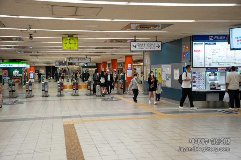 닛폰바시 역에서 유니버셜 개찰구 앞