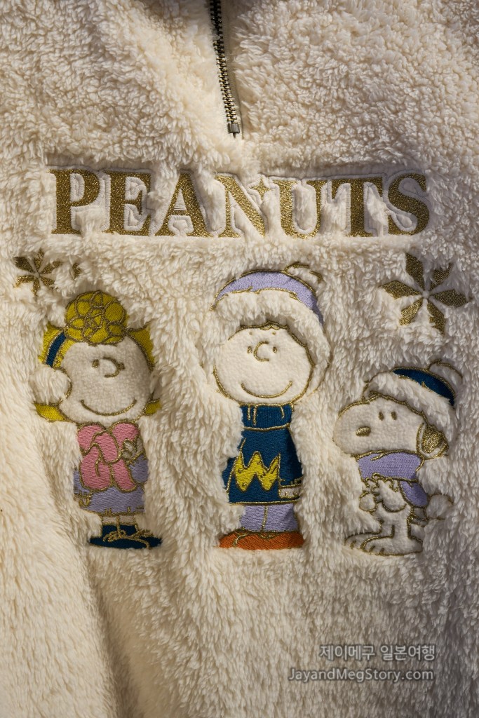 2025 유니버셜 스튜디오 재팬 크리스마스 굿즈 스누피 보어자켓 클로즈업