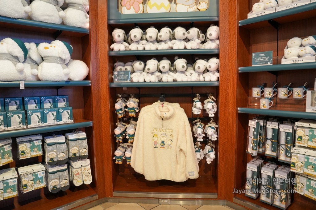 2025 유니버셜 스튜디오 재팬 크리스마스 굿즈 스누피, 키티, 세서미 스트리트 모피 유니버설 스튜디오 스토어 내부 2